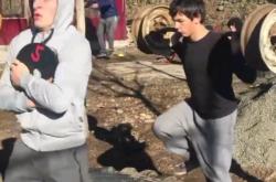 格鲁吉亚男子摔跤选手战胜劲敌